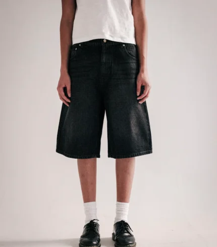 The Uniforum Baggy Jorts are made from a raw indigo 15.2oz 100% organic cotton denim. The premium jorts feature a 2 pronged button, genuine leather patch, classic selvedge ID, and below the knee baggy fit. DETAILS 100% organic cotton denim Raw Indigo wash Classic 5-pocket design Baggy, below-the-knee fit Genuine leather patch at back waist SHIPPING & RETURNS Ships within 6 Business days All Sales are final